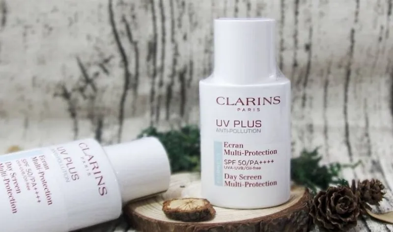 Kem chống nắng Clarins UV Plus 5p Rose có khả năng kiềm dầu, che khuyết điểm tốt 