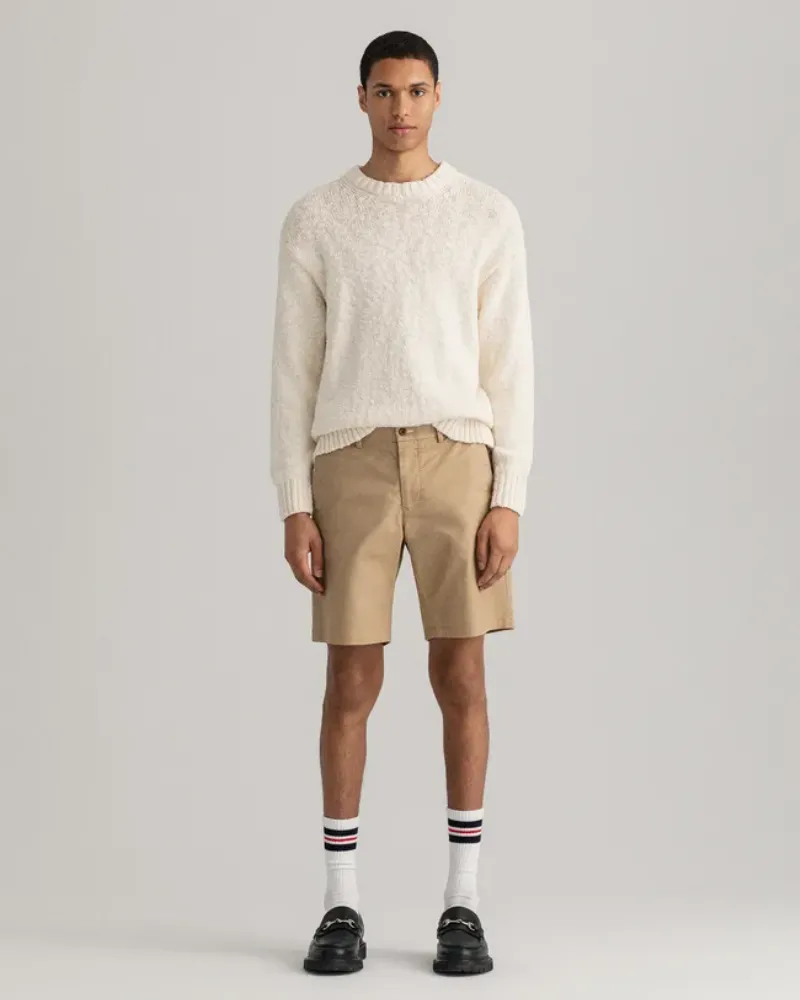 Năng động cùng quần short kaki và áo sweater