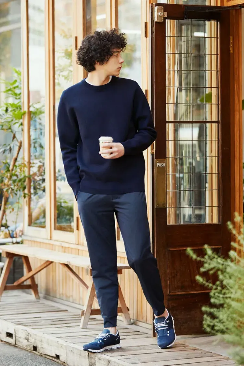 Phối đồ cùng áo sweater và quần jogger