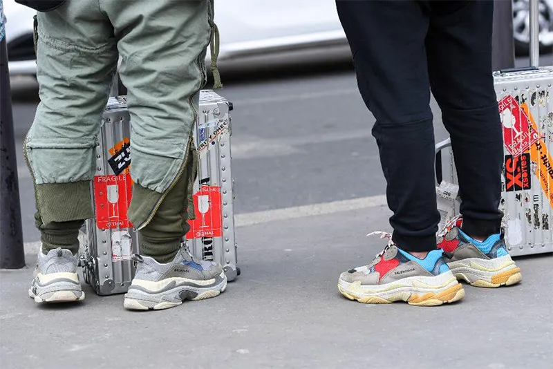 Quần Jogger với giày Balenciaga Triple S