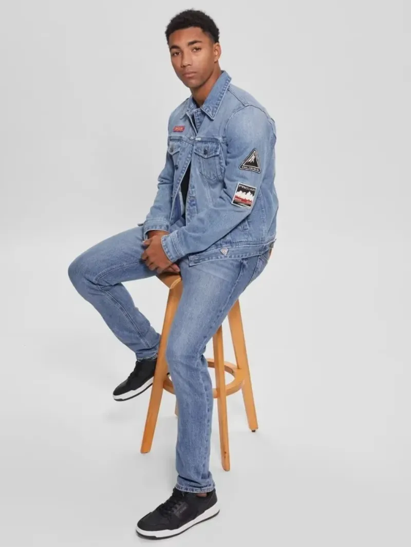 Sở hữu diện mạo mới lạ, trẻ trung khi kết hợp quần jean sáng màu và áo khoác denim