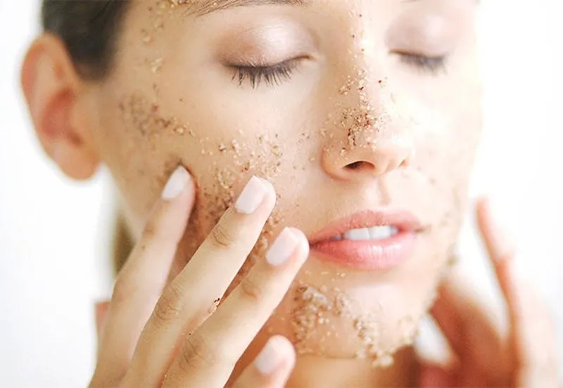 Thứ tự skincare cơ bản cho người mới bắt đầu: tẩy tế bào chết sau bước sữa rửa mặt